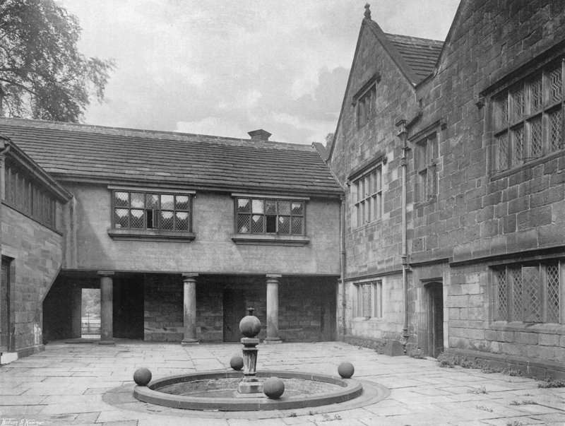 I Quadrangle Court av Charles Latham