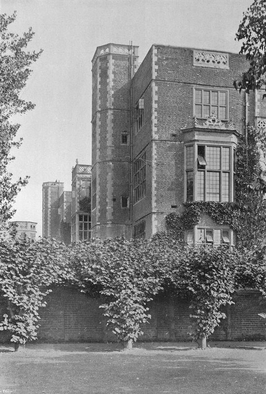 North Turrets fra Priory Garden (s/hvitt bilde) av Charles Latham