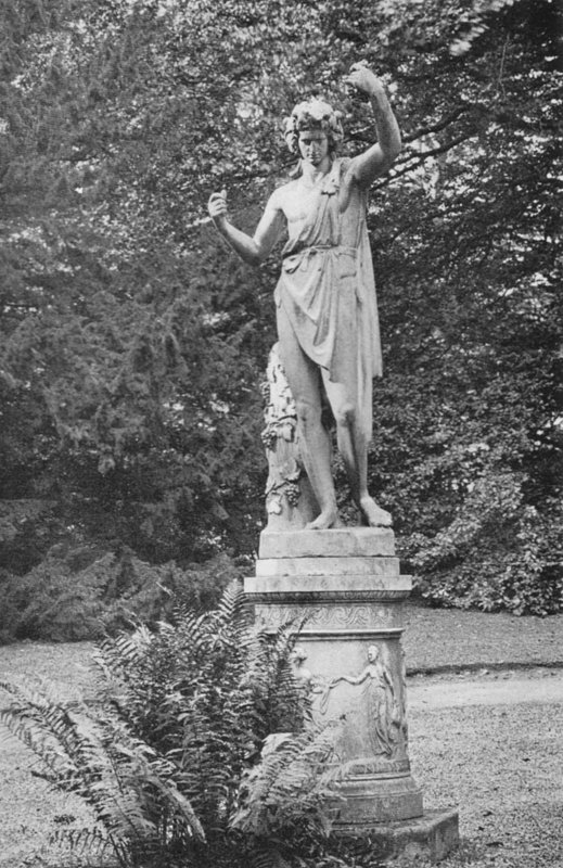 Ribston Hall: En hagestatue av Charles Latham