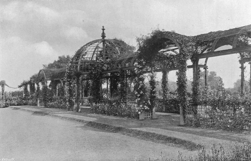 Senket krokettplen og østpergola av Charles Latham