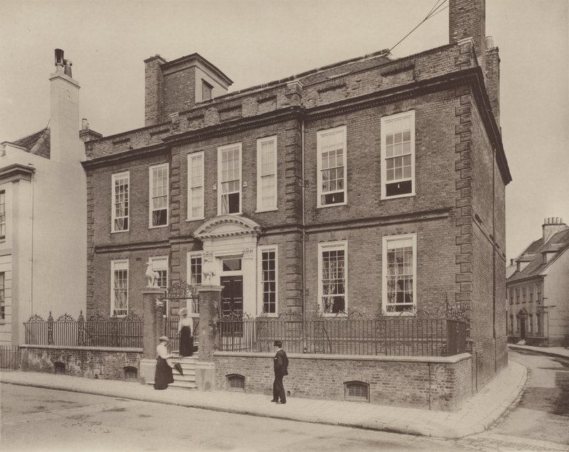 Swan House, Chichester av Charles Latham