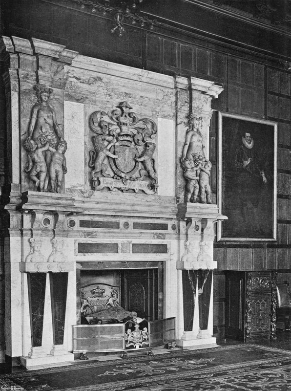 Spisestuen skorsteinsstykke av Charles Latham