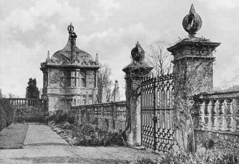 East Garden-House og Forecourt Gates av Charles Latham