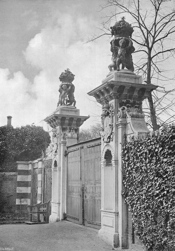 The Flower-Pot Gates på Hampton Court av Charles Latham