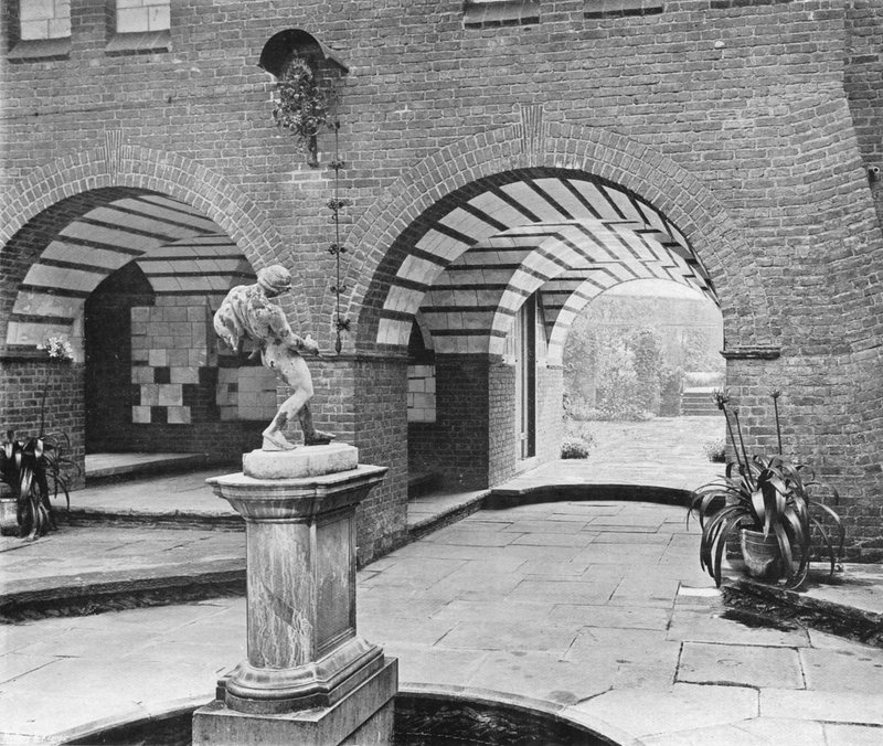 The Fountain Court (s/hvitt bilde) av Charles Latham