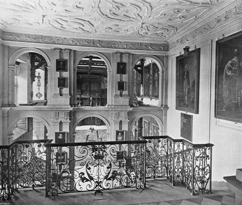 Hallen sett fra trappen av Charles Latham