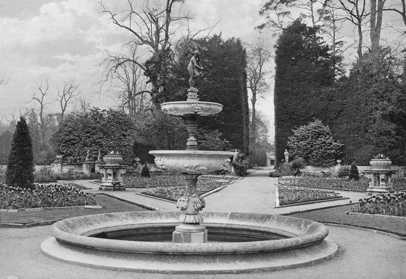 Holbein Avenue av Charles Latham