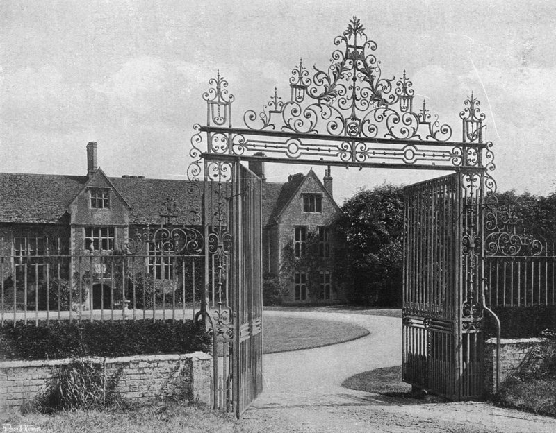 The House and Forecourt (s/hvitt bilde) av Charles Latham