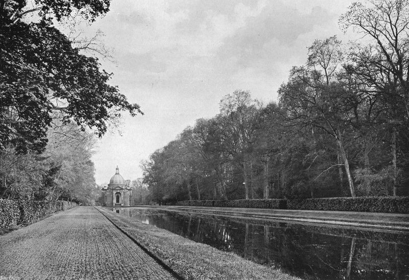 Den lange kanalen og paviljongen av Charles Latham