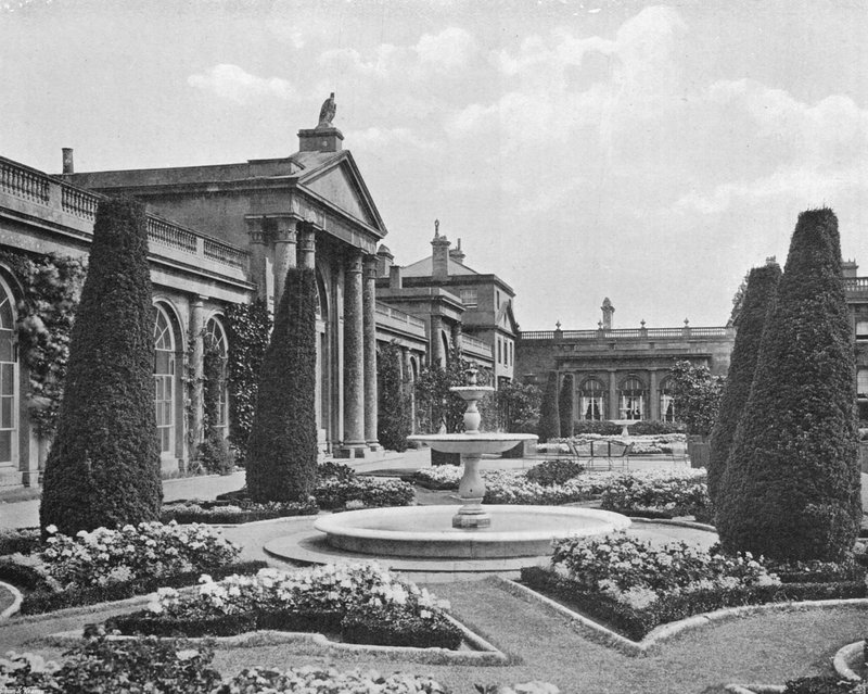 Marmorfontenene i Orangery Gardens (s/hvitt bilde) av Charles Latham