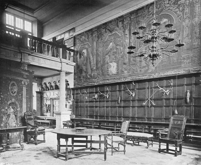 Nordsiden av hallen av Charles Latham