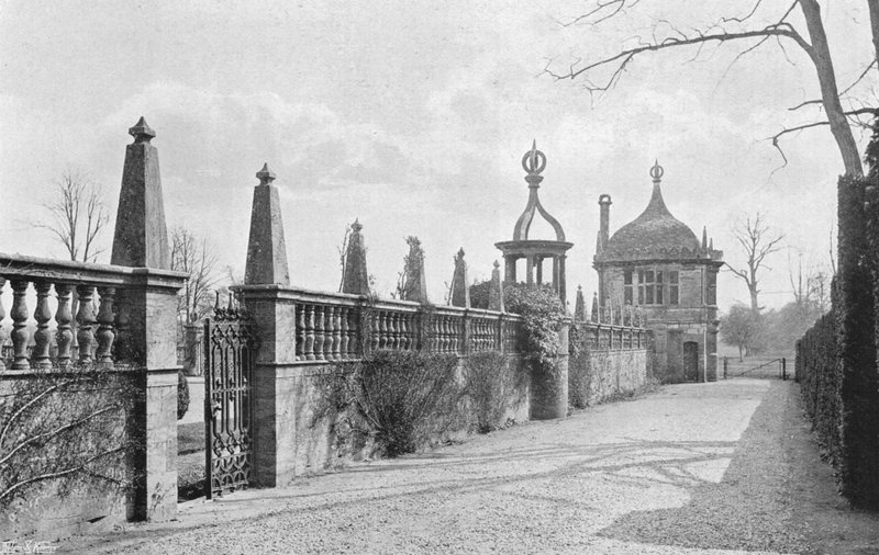 The South Walk utenfor Forecourt (s/hvitt bilde) av Charles Latham