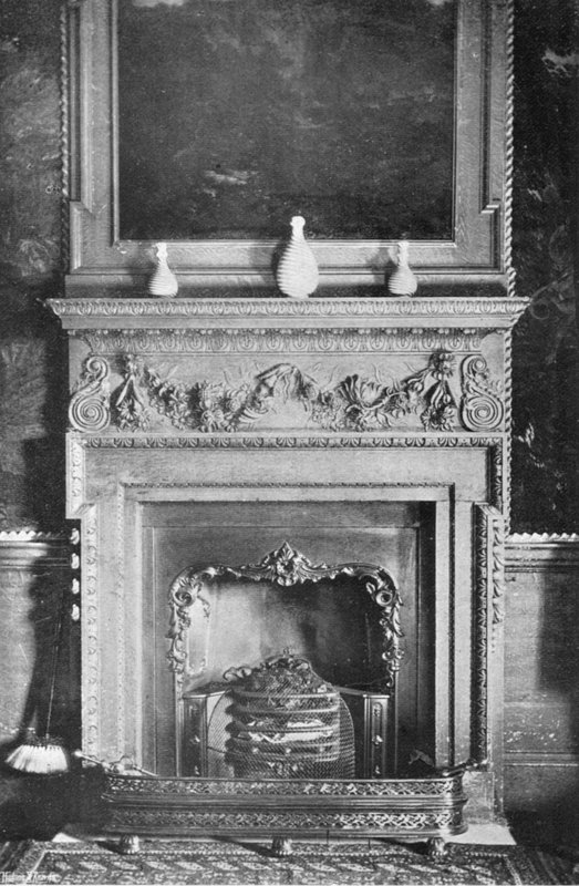 Tepperommet Skorsteinsstykke av Charles Latham