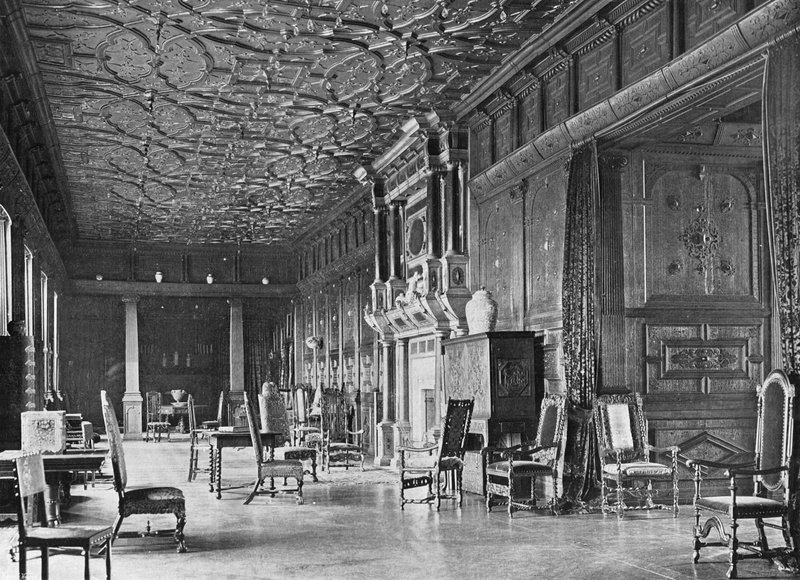 The West End of the Long Gallery av Charles Latham
