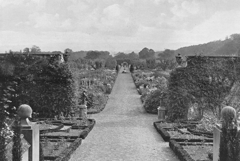 Tyninghame: The Walled Garden av Charles Latham