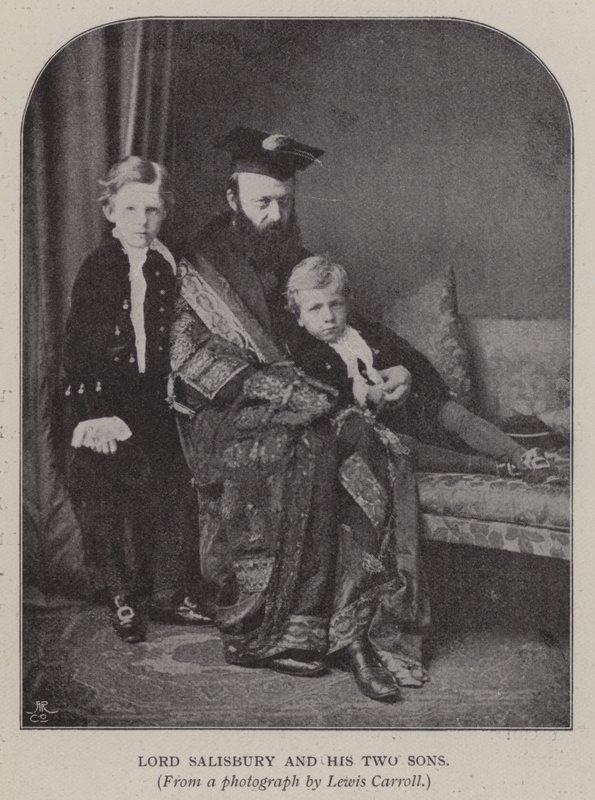 Lord Salisbury og hans to sønner (s/hvitt bilde) av Charles Lutwidge Dodgson