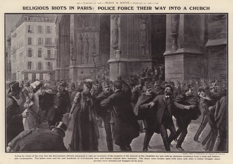 Politiet tvinger seg inn i en kirke i Paris under opptøyer i protest mot inventarene til franske kirker bestilt av den franske regjeringen som en del av politikken for separasjon av kirke og stat (litho) av Charles Mills (after) Sheldon