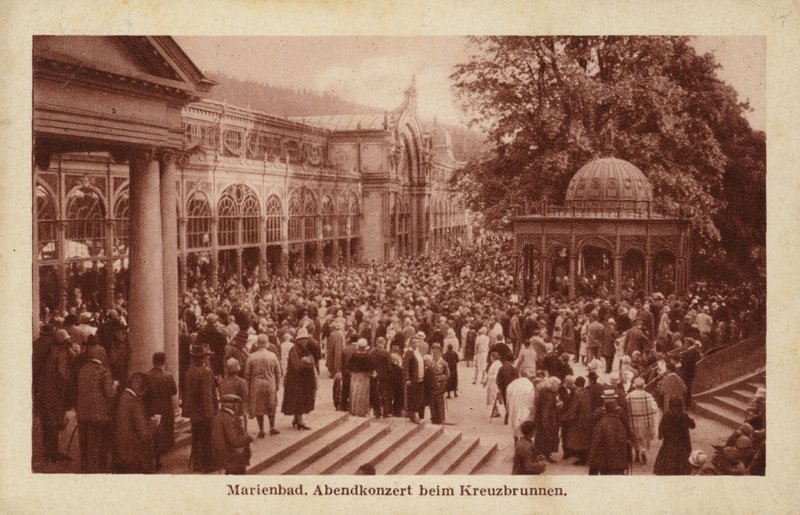 Postkort som viser en mengde mennesker som deltar på en kveldskonsert på Kreuzbrunnen av Czech Photographer