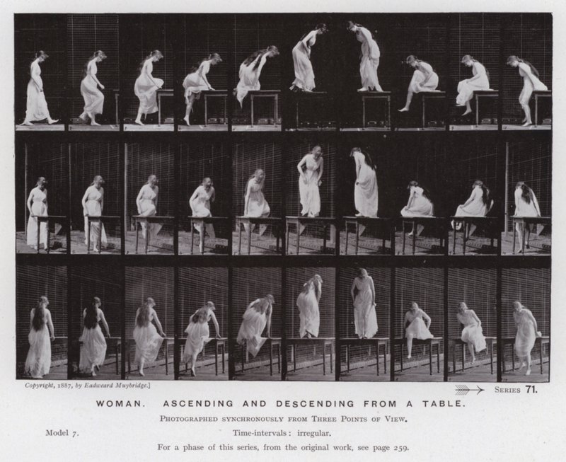 Den menneskelige figuren i bevegelse: Kvinne, som stiger opp og ned fra et bord (s/hvitt-bilde) av Eadweard Muybridge