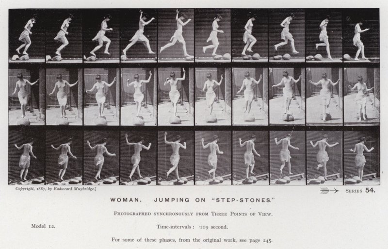 Den menneskelige figuren i bevegelse: Kvinne, hopper på "trinnsteiner" (s/hvitt-bilde) av Eadweard Muybridge