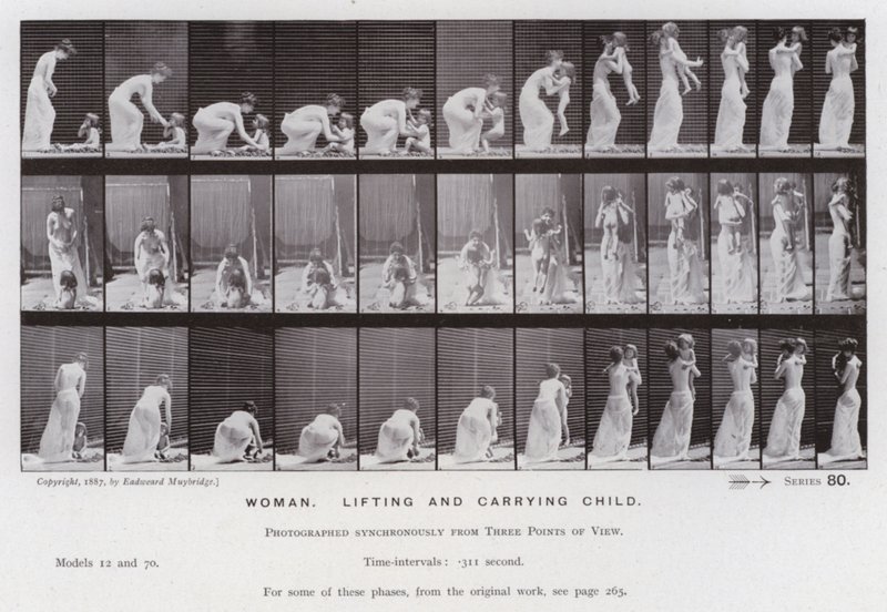 Den menneskelige figuren i bevegelse: Kvinne, løftende og bærende barn (s/hvitt-bilde) av Eadweard Muybridge