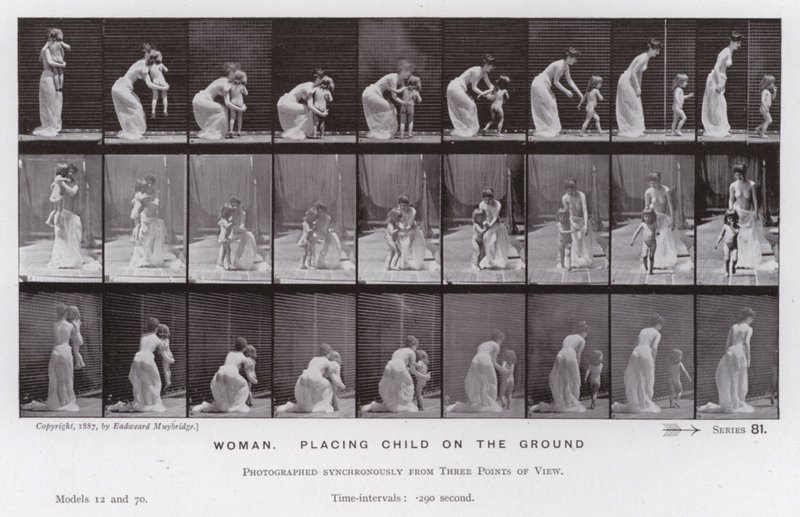 Den menneskelige figuren i bevegelse: Kvinne, legger barnet på bakken (s/hvitt-bilde) av Eadweard Muybridge