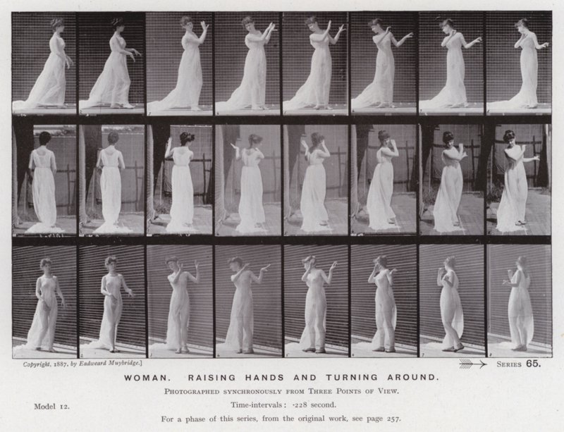 Den menneskelige figuren i bevegelse: Kvinne, rekker opp hendene og snur seg (s/hvitt-bilde) av Eadweard Muybridge