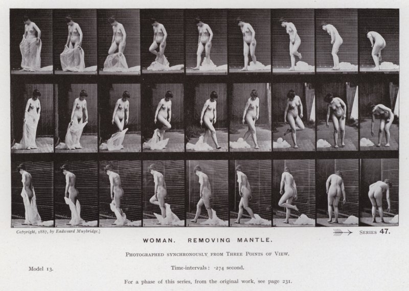 Den menneskelige figuren i bevegelse: Kvinne, fjerner mantelen (s/hvitt-bilde) av Eadweard Muybridge
