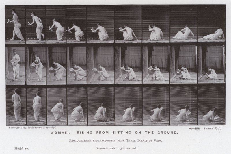 Den menneskelige figuren i bevegelse: Kvinne, reiser seg fra å sitte på bakken (s/hvitt-bilde) av Eadweard Muybridge
