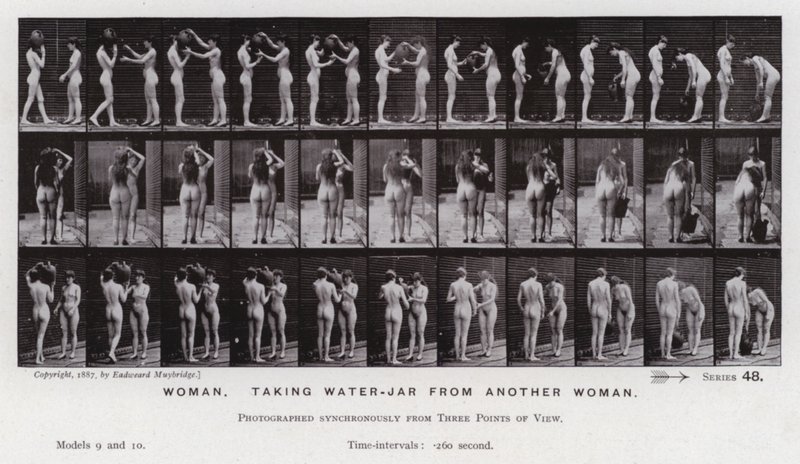 Den menneskelige figuren i bevegelse: Kvinne, tar vannkrukke fra en annen kvinne (s/hvitt-bilde) av Eadweard Muybridge