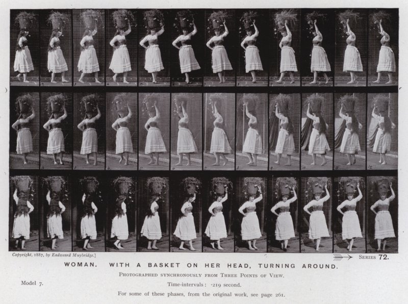 Den menneskelige figuren i bevegelse: Kvinne, med en kurv på hodet, snur seg (s/hv-bilde) av Eadweard Muybridge
