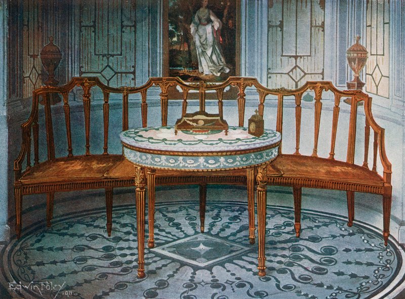 Utskåret Satinwood Barback sofa. Malt og forgylt bord av Edwin John Foley