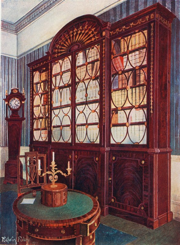 Innlagt mahogni Break-Front bokhylle. Mahogny pidestall senterbord. Mahogny High-Case klokke av Edwin John Foley