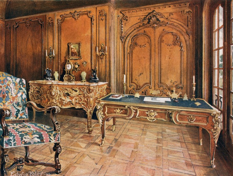 Rom med paneler: Fransk--Style of the Regence. Utskåret eikestol. Ormolu-montert mahogni skrivebord. Ormolu-montert bombekommode, av Charles Cressent av Edwin John Foley