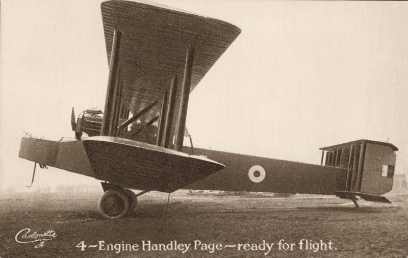 4-motors Handley Page-fly, klar for flytur (s/hvitt-bilde) av English Photographer