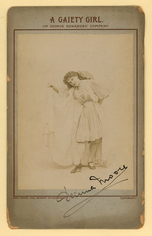 A Gaiety Girl - Decima Moore av English Photographer