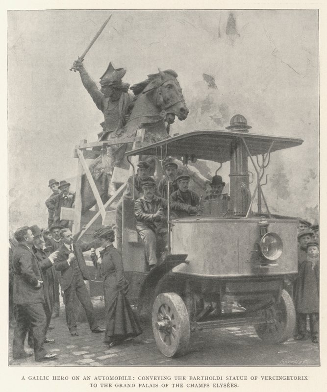 En gallisk helt på en bil som formidler Bartholdi-statuen av Vercingetorix til Grand Palais på Champs Elysees av English Photographer
