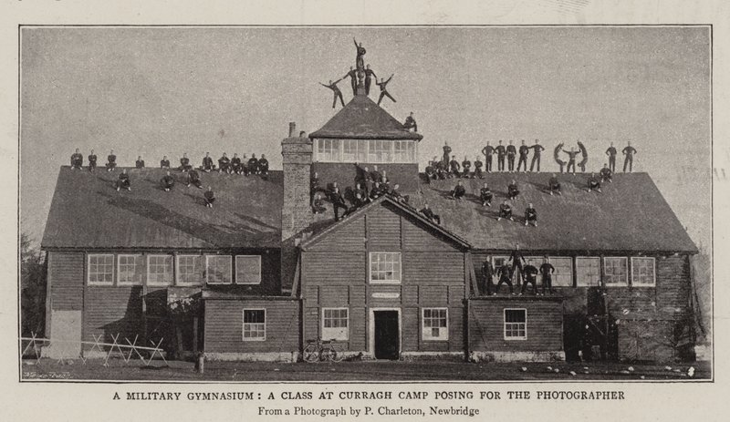 Et militærgymnasium, en klasse på Curragh Camp som poserer for fotografen av English Photographer