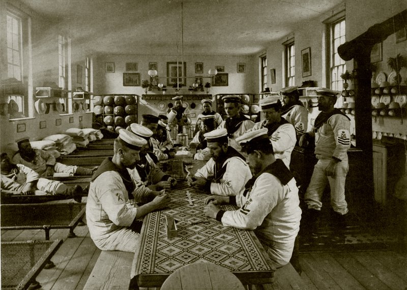 Et rom i Naval Barracks, Whale Island, Portsmouth (s/hv-bilde) av English Photographer