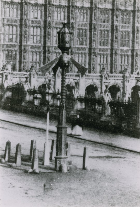 Et trafikksignal på en gate i London av English Photographer