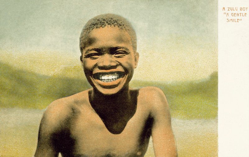 En zulu-gutt, et mildt smil (farget bilde) av English Photographer