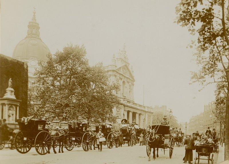 Et travelt gatebilde med Brompton Oratory av English Photographer
