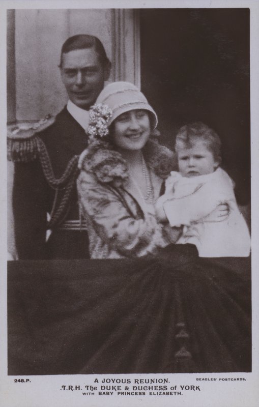 Et gledelig gjensyn, TRH Hertugen og hertuginnen av York med babyen prinsesse Elizabeth (s/hv-bilde) av English Photographer
