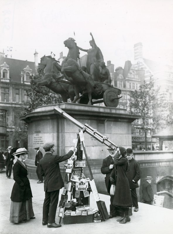 Et teleskop for å se på Big Ben på vollen ved Boadicea-statuen av English Photographer
