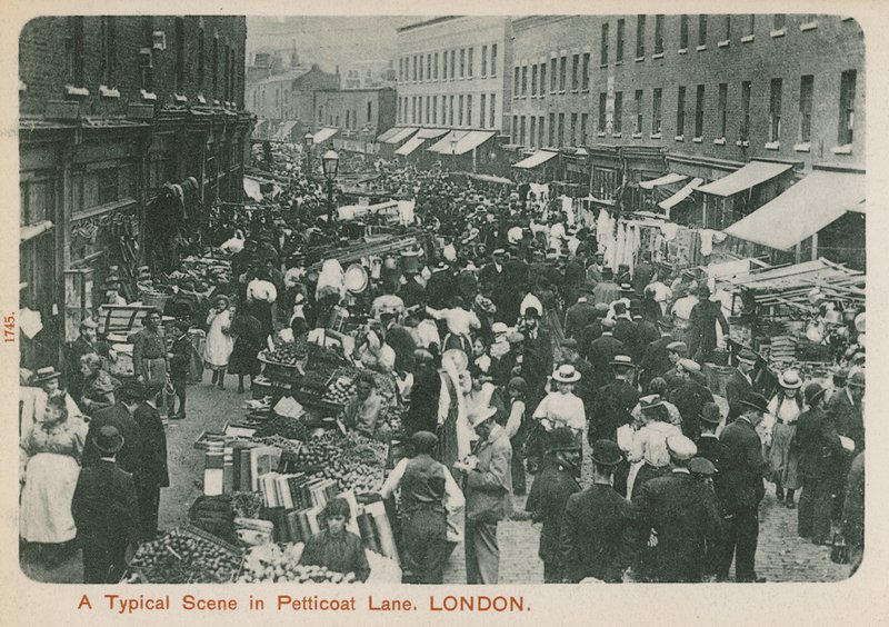 En typisk scene i Petticoat Lane, London av English Photographer