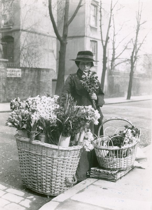 En kvinnelig blomsterselger av English Photographer