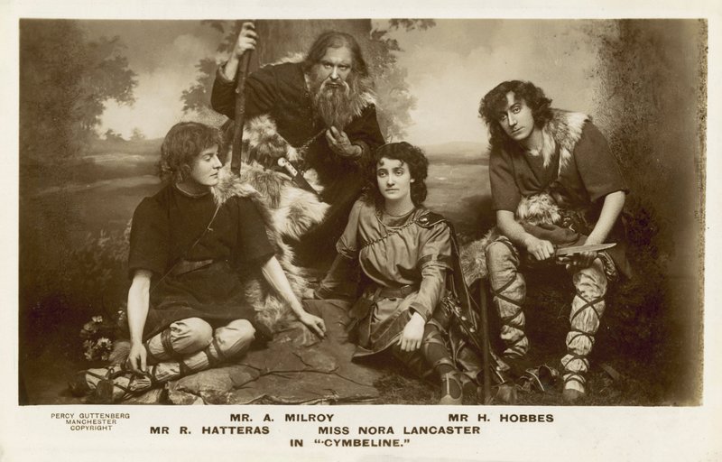 Skuespillere i en produksjon av Cymbeline av William Shakespeare (s/hv-bilde) av English Photographer