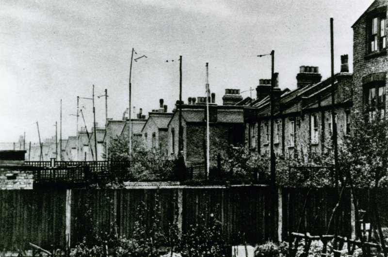 Antenner i forstads bakhager, 1925 av English Photographer