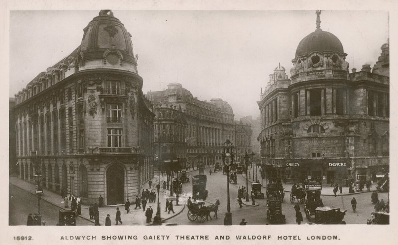 Aldwych som viser Gaiety-teater og Waldorf Hotel av English Photographer