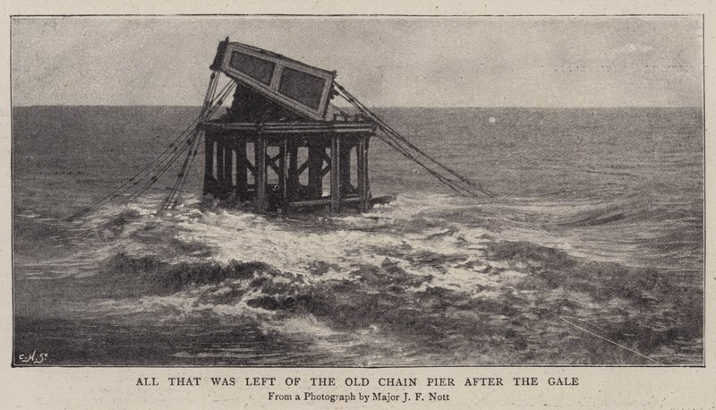 Alt som var igjen av Old Chain Pier etter kulingen av English Photographer